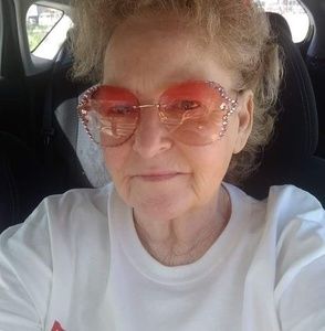 Meet your Posher, Lois